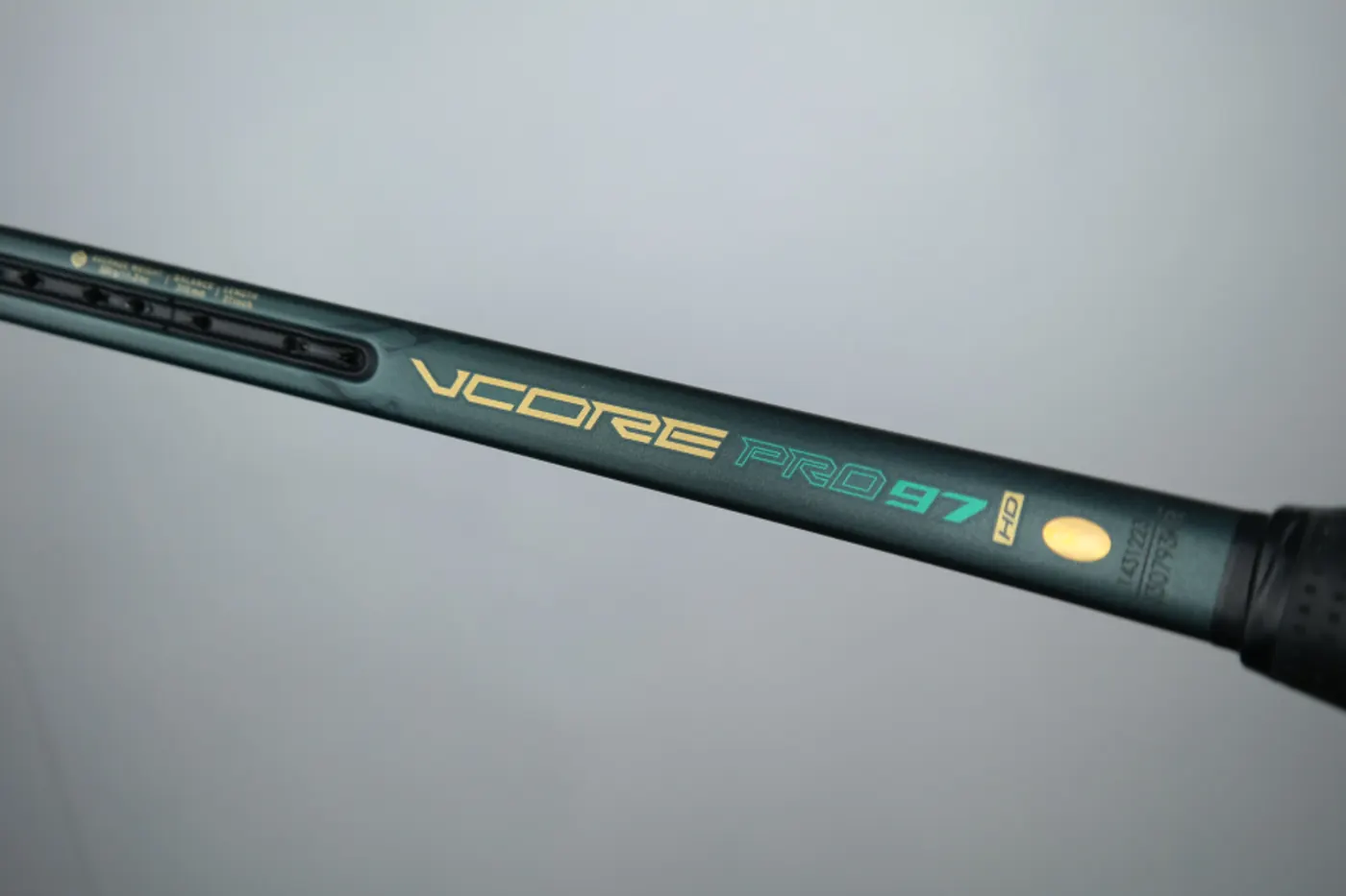 요넥스 VCORE PRO 97HD 투톤 도색 로고 디테일