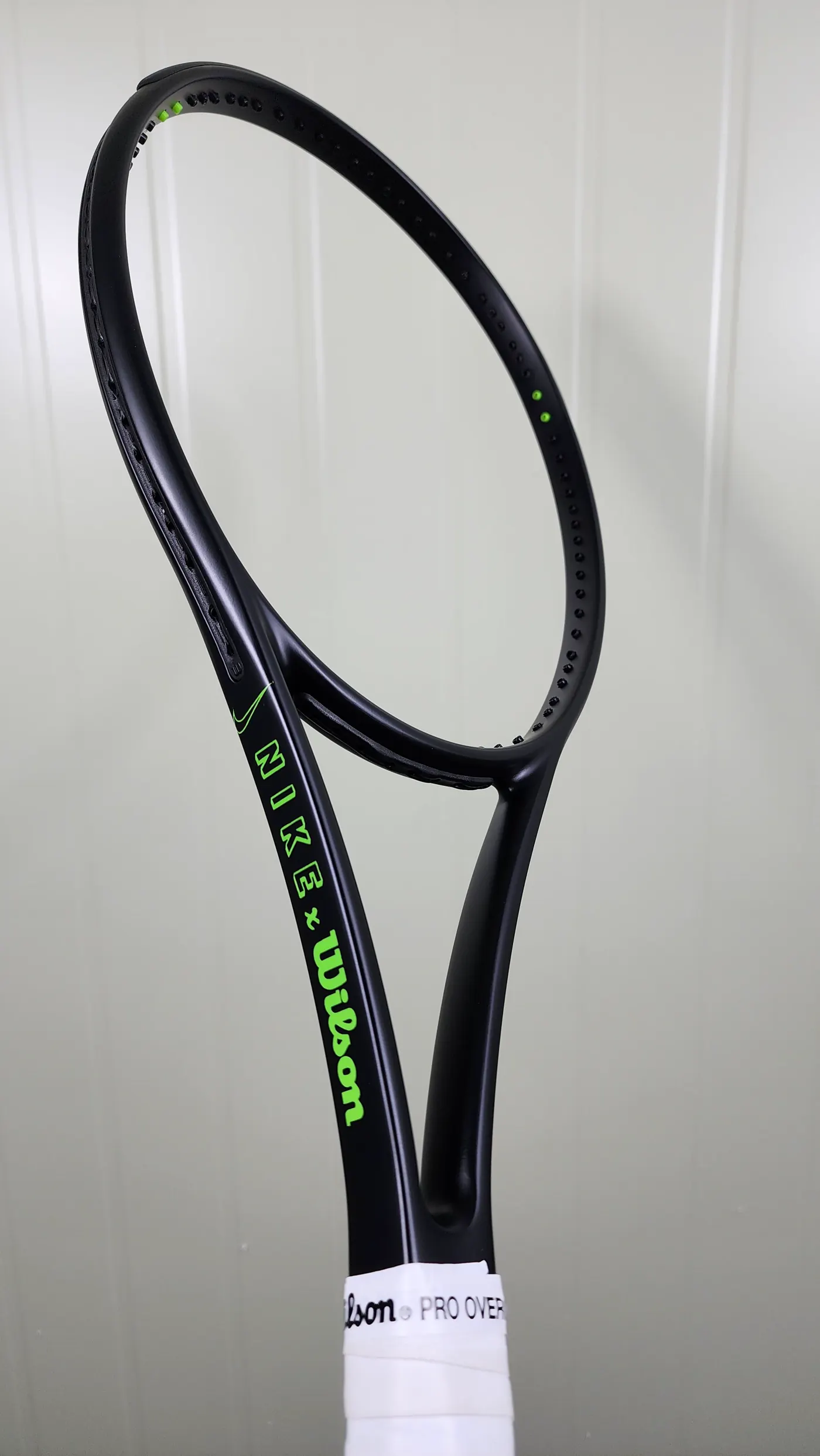 윌슨 블레이드 v9 무광 블랙 도색 범퍼와 상단 프레임
