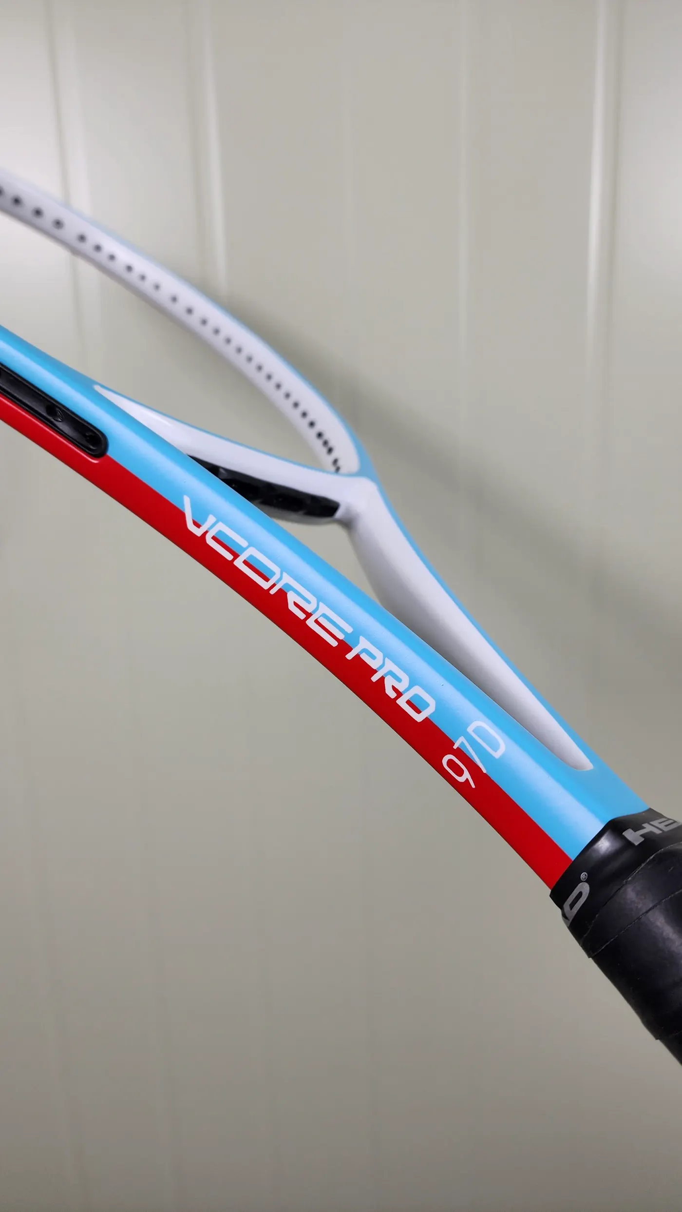 요넥스 VCORE PRO 97D 도색 측면 마감