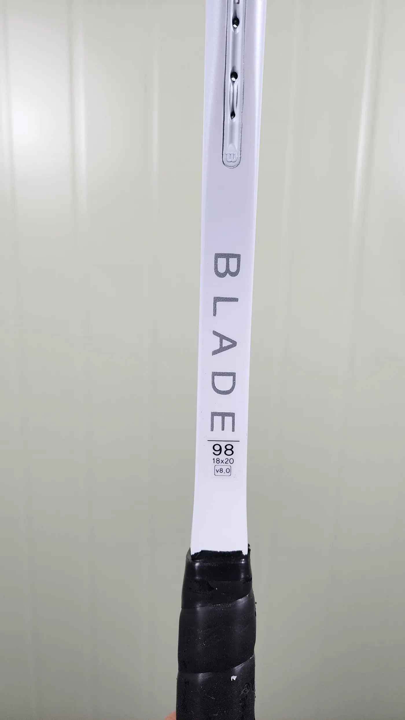 윌슨 블레이드 V8 98 화이트 실버 도색 넥 부분 디테일